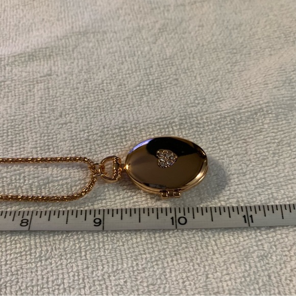 Avon Metal oval locket  rose Goldtone  Necklace. NIB 2017 - Picture 3 of 7